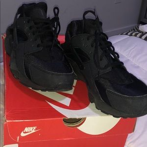 Women’s Air Black Huarache-lightly worn